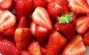 Zdrowe i dorodne owoce truskawki pnącej