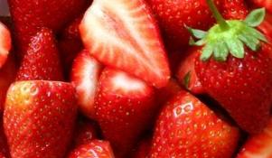 Zdrowe i dorodne owoce truskawki pnącej